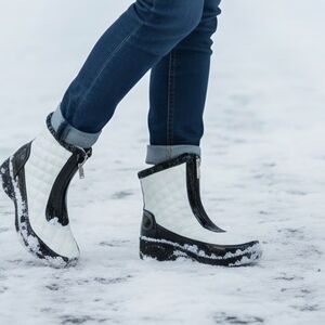 Khombu Black and White Winter Boots